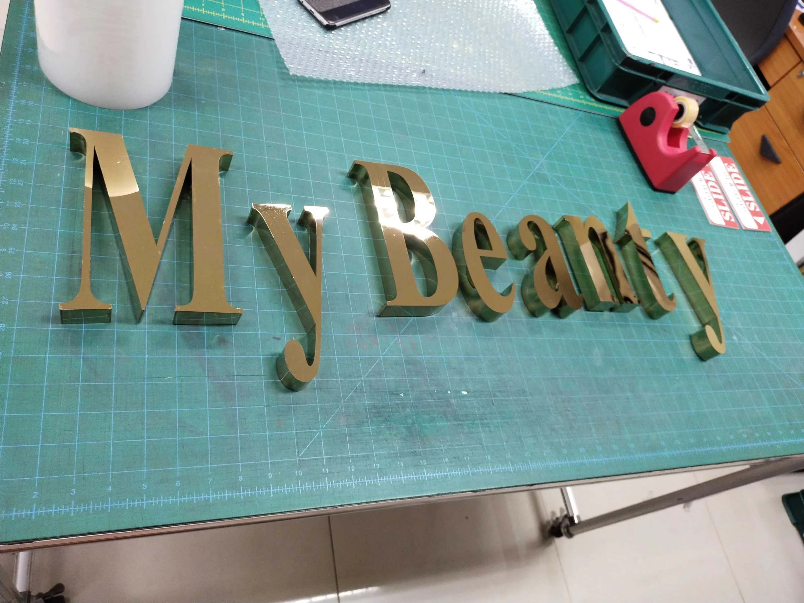 ตัวอักษรนูนสีทอง My Beauty ผลิตในโรงงาน 01