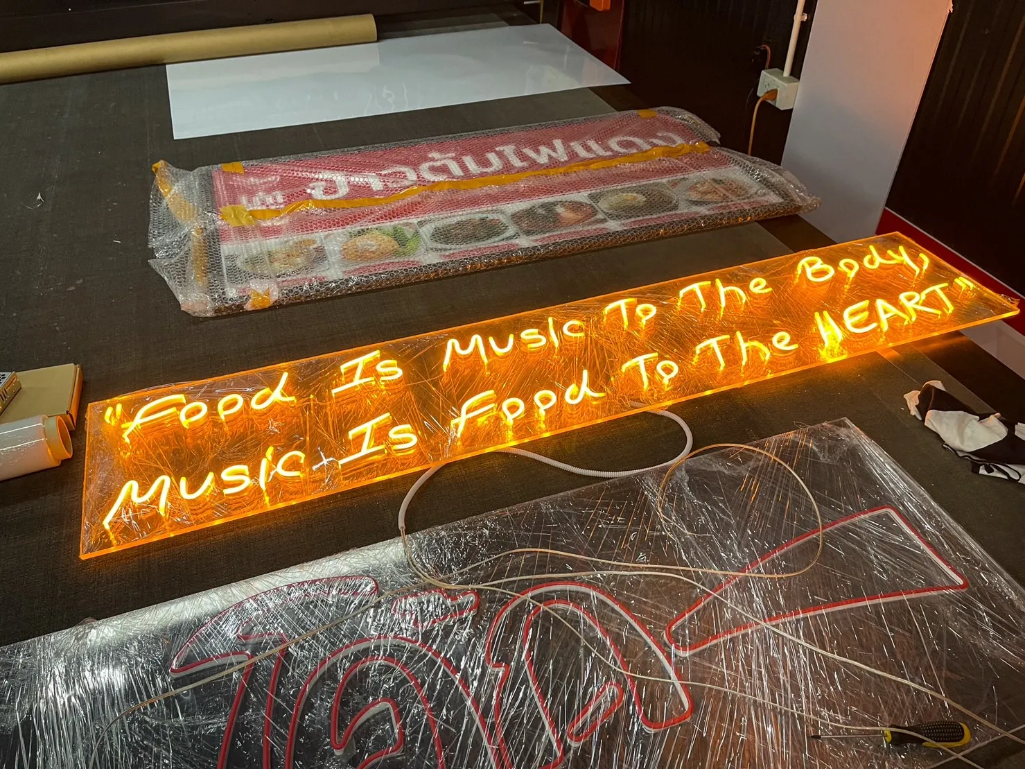 ตัวอย่างผลงานป้ายไฟนีออน LED