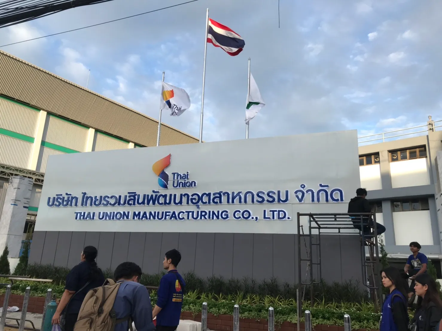ตัวอย่างผลงานป้ายไฟออกหลัง 09
