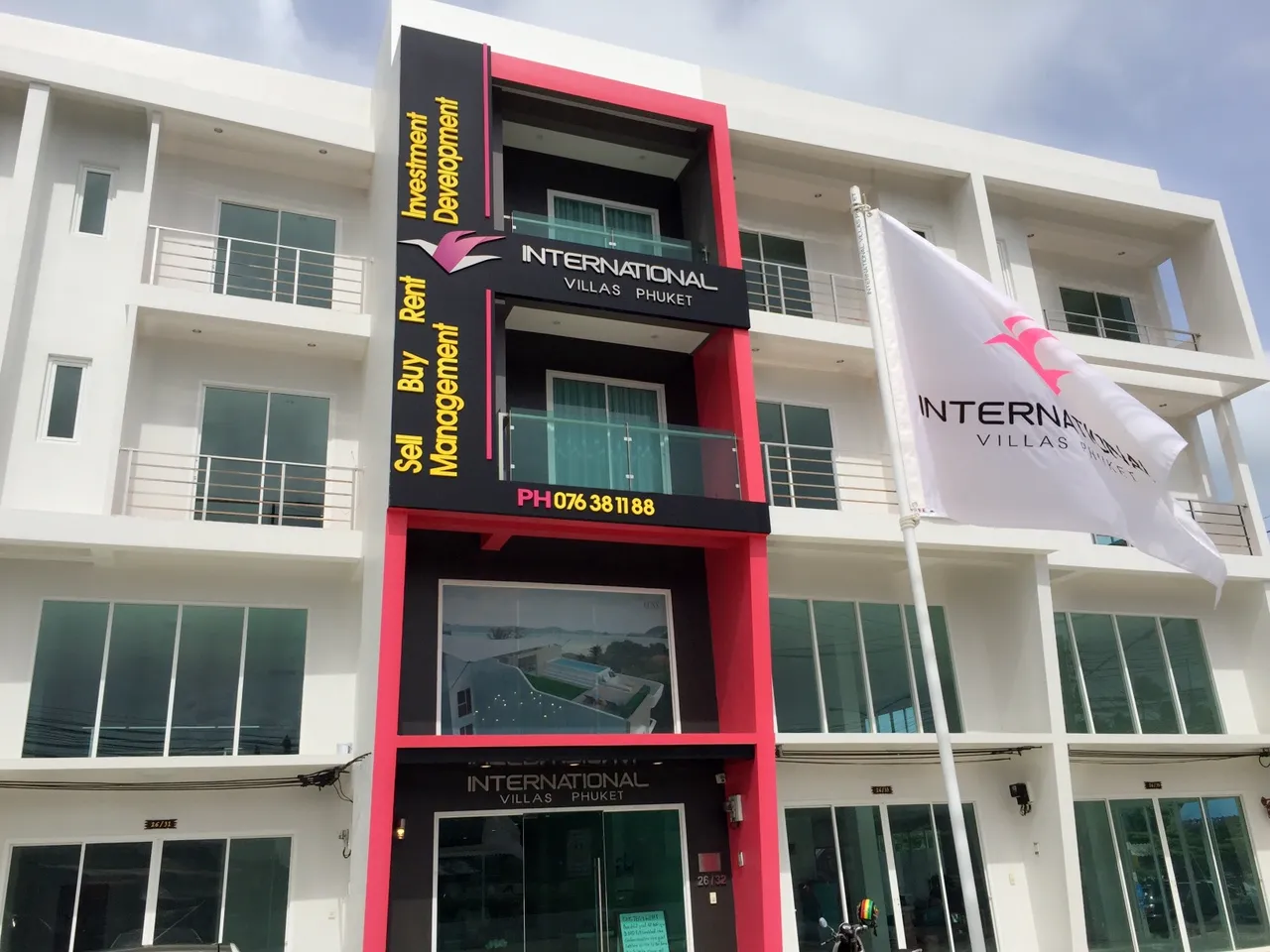 ป้ายติดอาคาร International Villas Phuket สีชมพูดำ 01