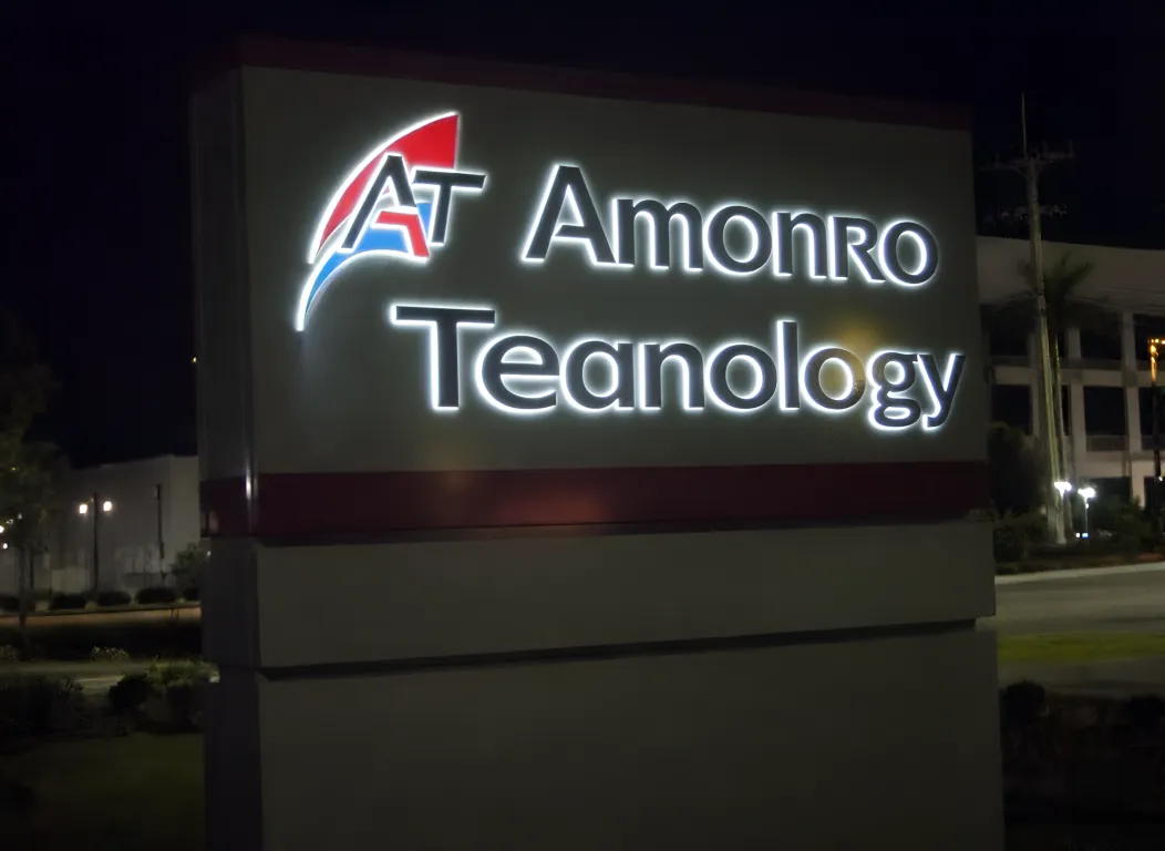 ป้ายหน้าบริษัท Amonro Teanology ตัวอักษรเรืองแสงยามค่ำ