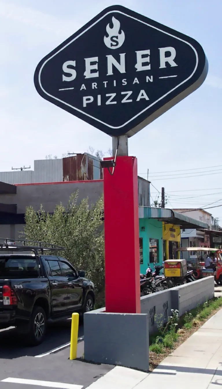 ป้ายเสาร้านพิซซ่า Sener Artisan Pizza ทรงเพชรเสาสีแดง