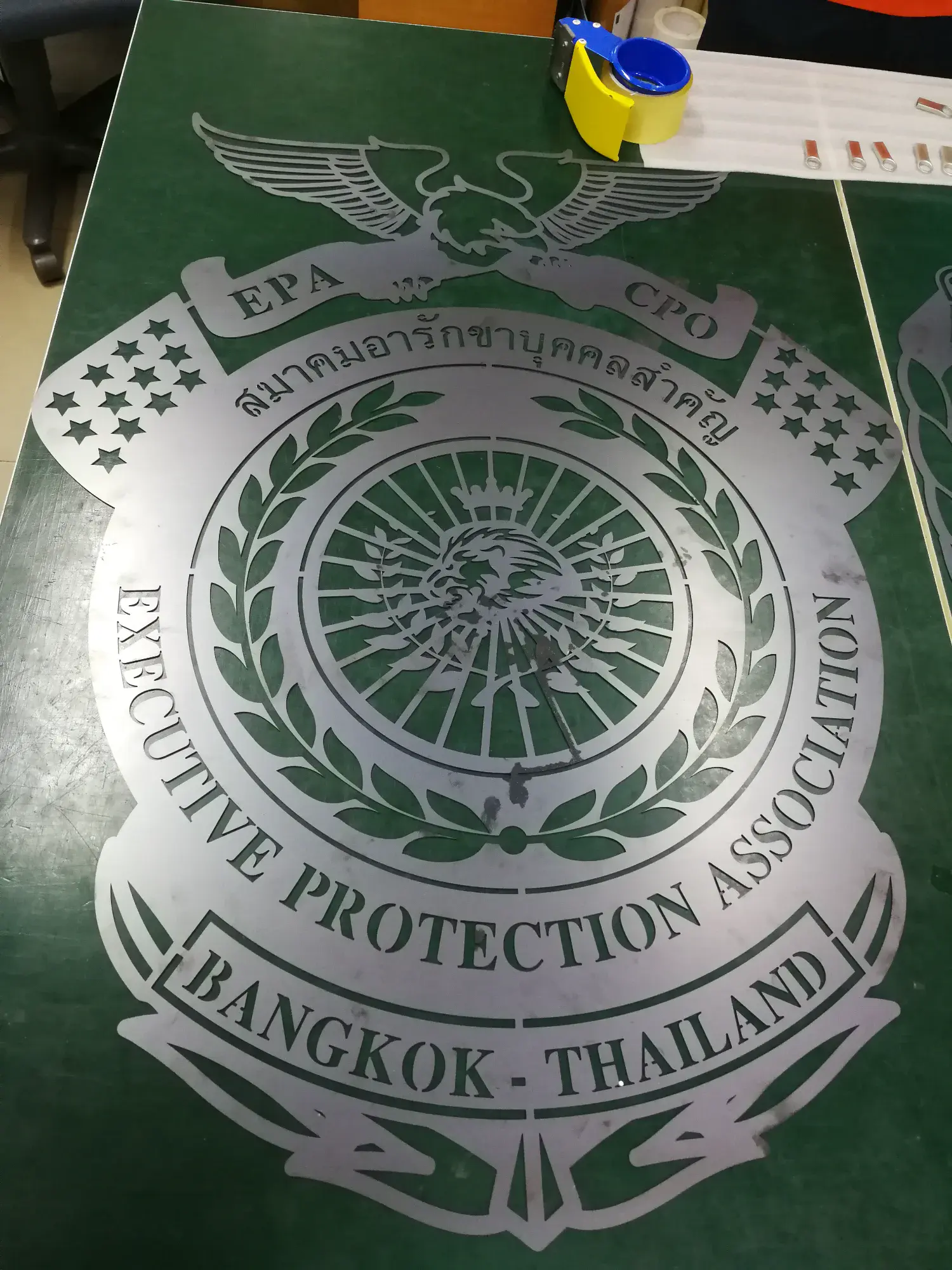 ตราสัญลักษณ์สแตนเลสโรงพยาบาลพร้อมกากบาทสีแดง