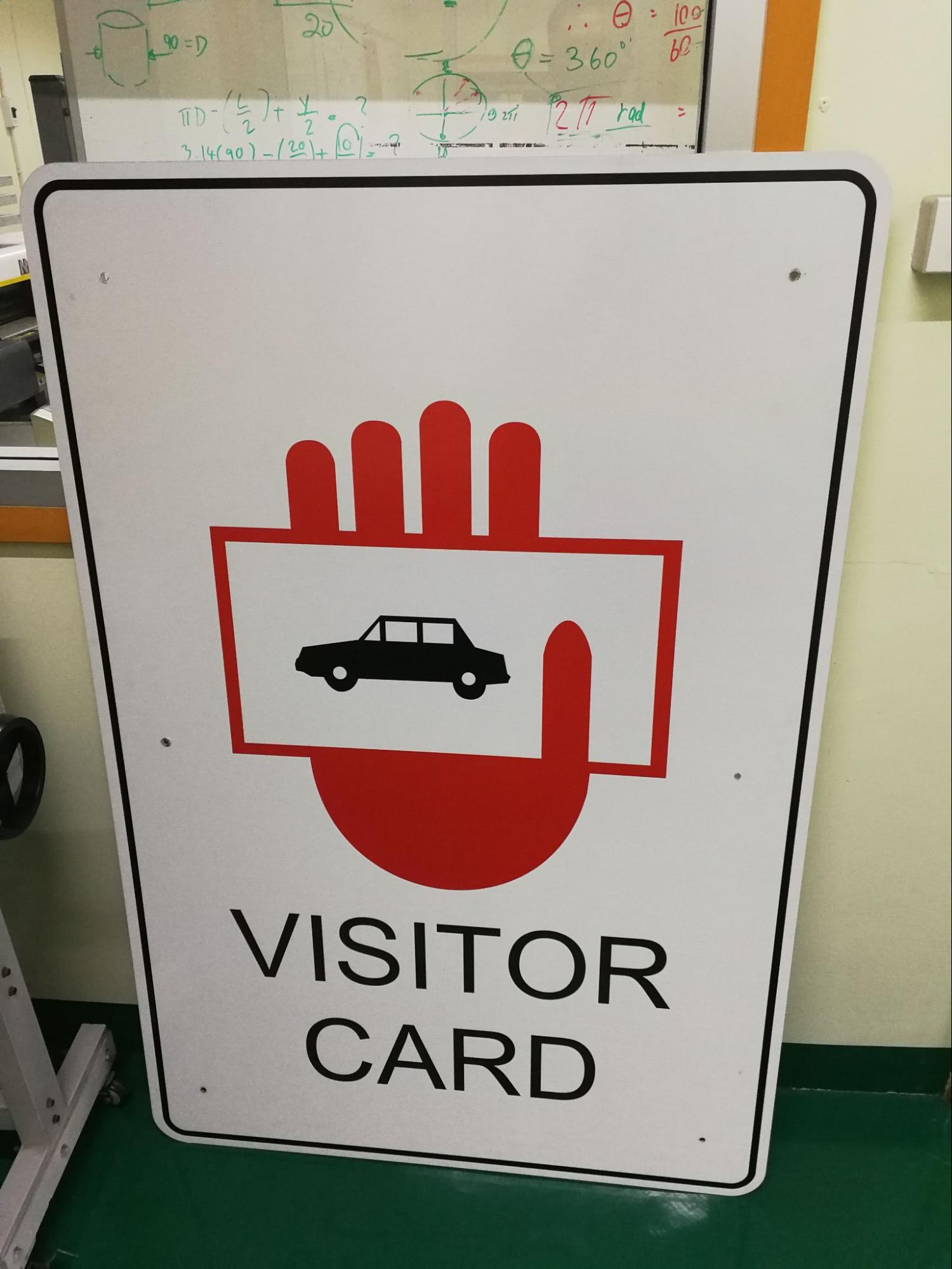 ป้ายบัตรผู้มาเยือน VISITOR CARD พื้นขาว สัญลักษณ์มือสีแดงถือบัตรรูปรถยนต์