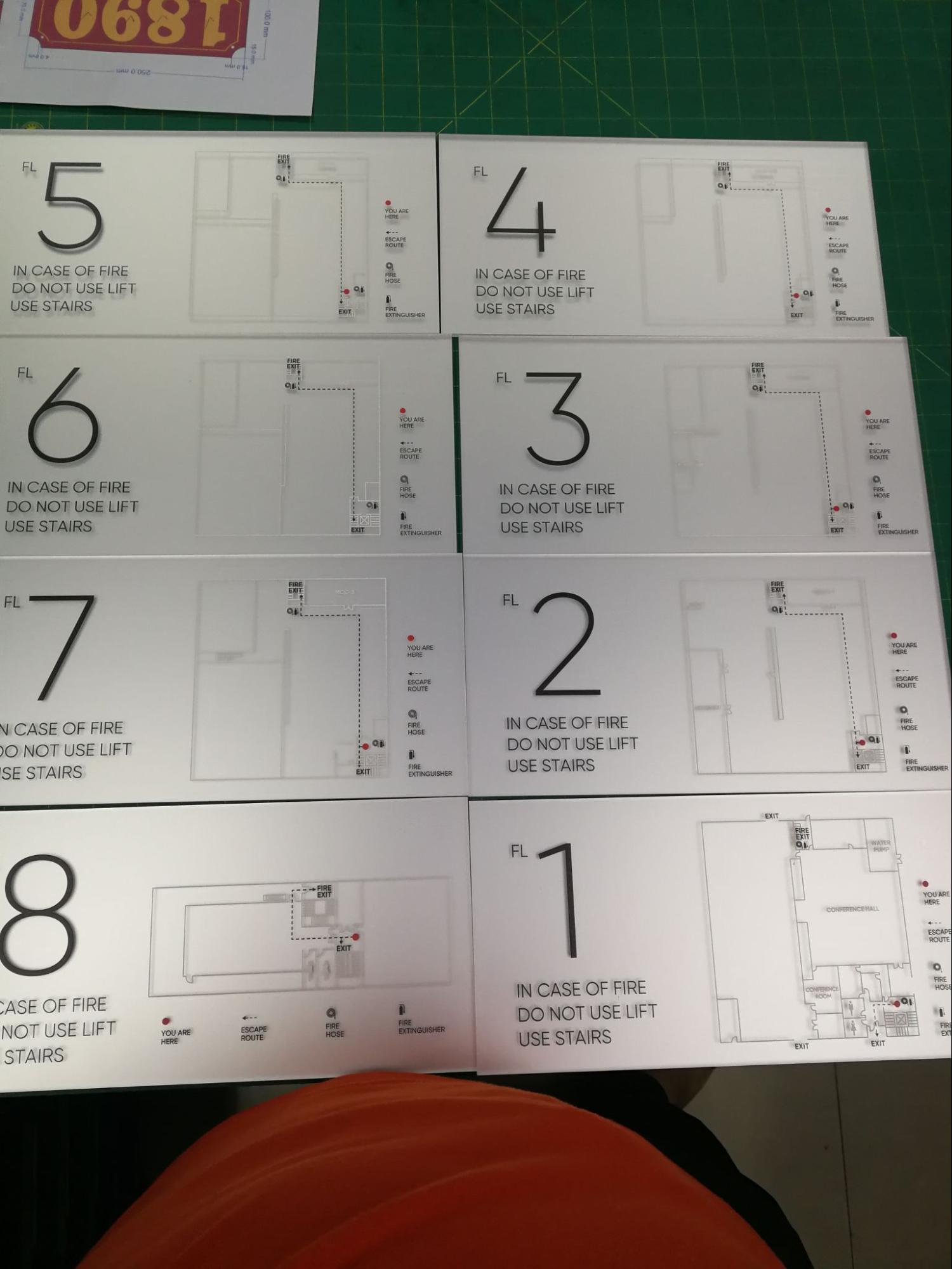 ป้ายแผนผังหนีไฟหลายชั้น ชั้น 1-8 พื้นขาว ตัวเลขชั้นสีดำขนาดใหญ่