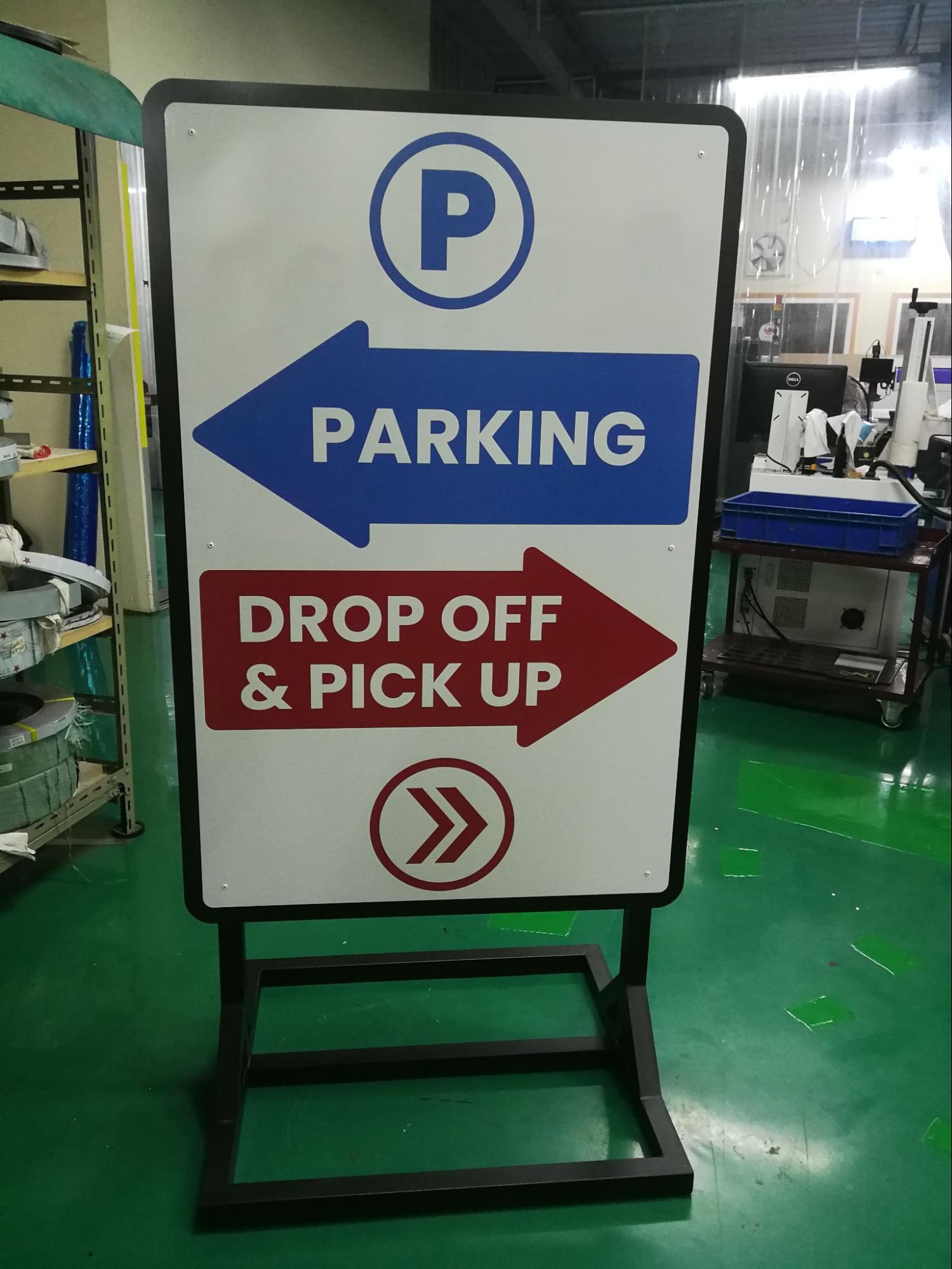 ป้ายบอกทางที่จอดรถและจุดรับ-ส่ง PARKING ลูกศรชี้ซ้ายสีน้ำเงิน DROP OFF PICK UP ลูกศรชี้ขวาสีแดง