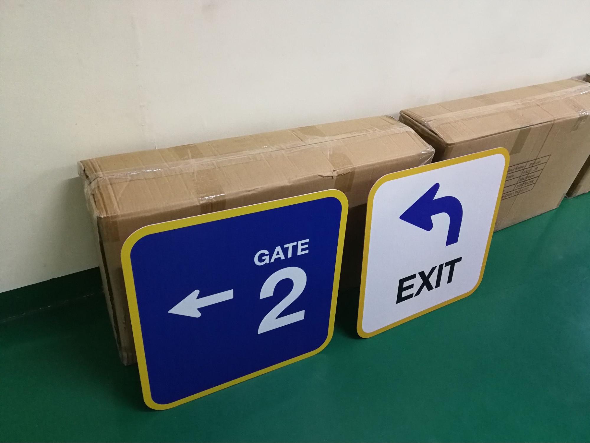 ป้ายบอกทาง GATE 2 พื้นน้ำเงินขอบเหลือง และป้าย EXIT พื้นขาวลูกศรเลี้ยวซ้ายสีน้ำเงิน