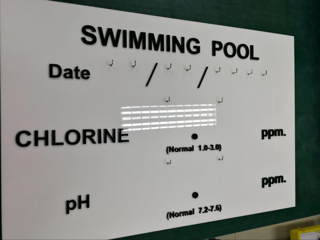 ป้ายแสดงค่าคุณภาพน้ำสระว่ายน้ำ SWIMMING POOL พื้นขาว แสดงค่า CHLORINE และ pH