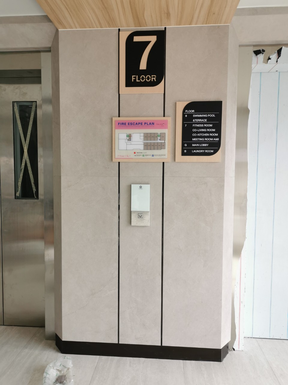 ป้ายบอกชั้น 7 Floor พร้อมแผนผังหนีไฟและป้ายบอกสิ่งอำนวยความสะดวก ติดตั้งบริเวณหน้าลิฟต์