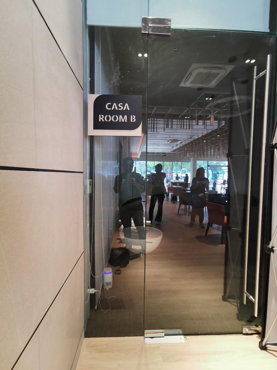 ป้ายห้องประชุม CASA ROOM B สีดำตัวอักษรขาว ติดตั้งบนประตูกระจกคอนโด