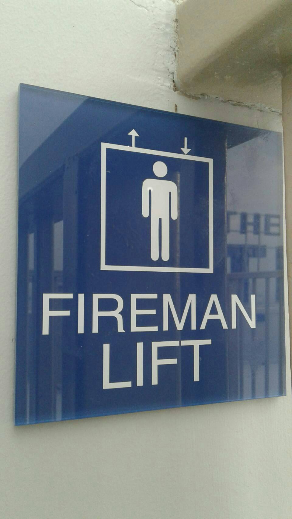 ป้ายลิฟต์ดับเพลิง FIREMAN LIFT อะคริลิกสีน้ำเงินตัวอักษรขาว พร้อมสัญลักษณ์ลิฟต์