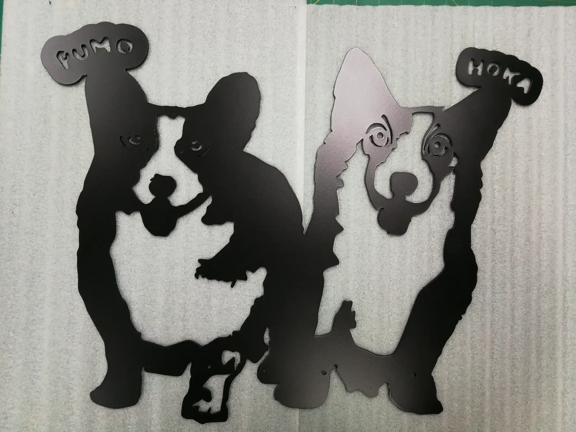 แผ่นสแตนเลสสีดำฉลุรูปสุนัขคอร์กี้ PUMO และ MOKA ตกแต่งผนัง