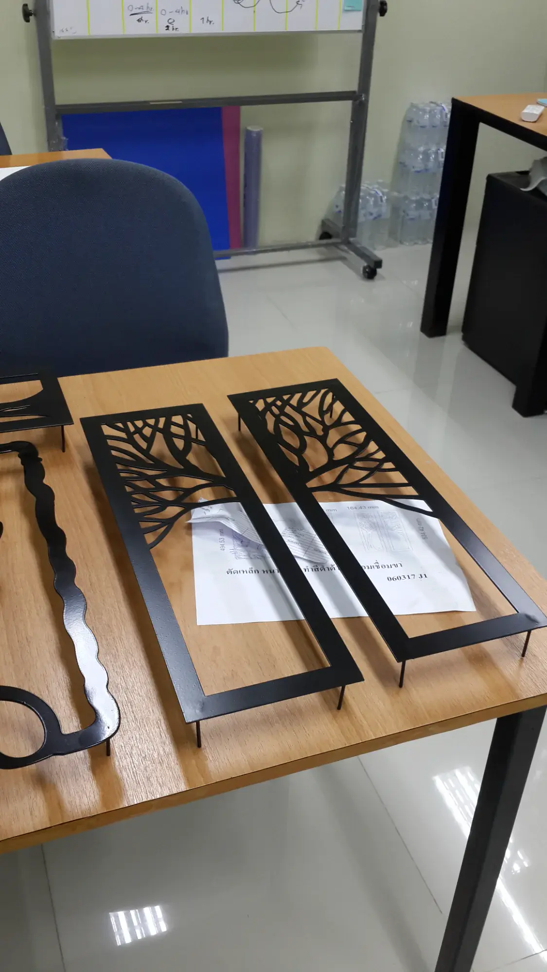แผ่นสแตนเลสสีดำฉลุลายต้นไม้ตกแต่งชุด 2 ชิ้นวางบนโต๊ะสำนักงาน