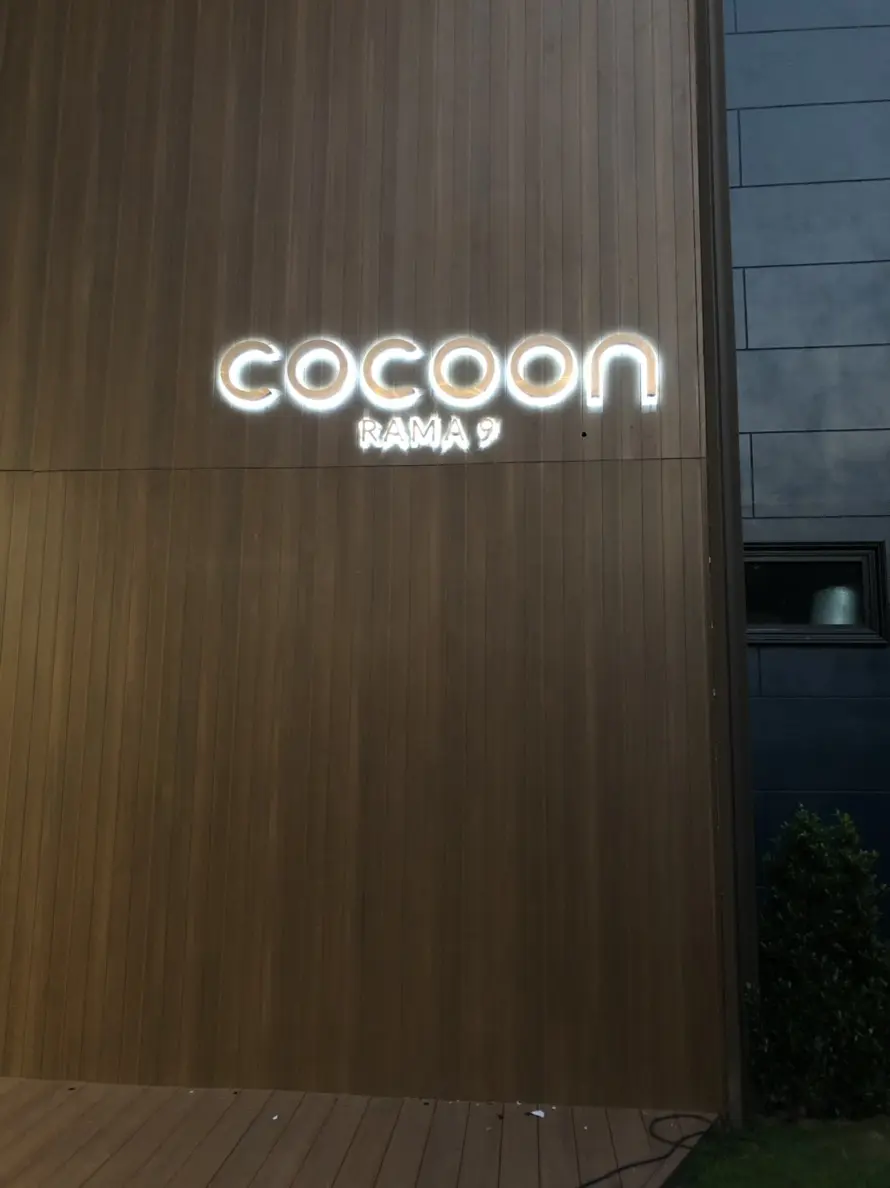 ป้ายชื่อคอนโด Cocoon Rama 9 ตัวอักษรสแตนเลสมีไฟส่องสว่างในเวลากลางคืน