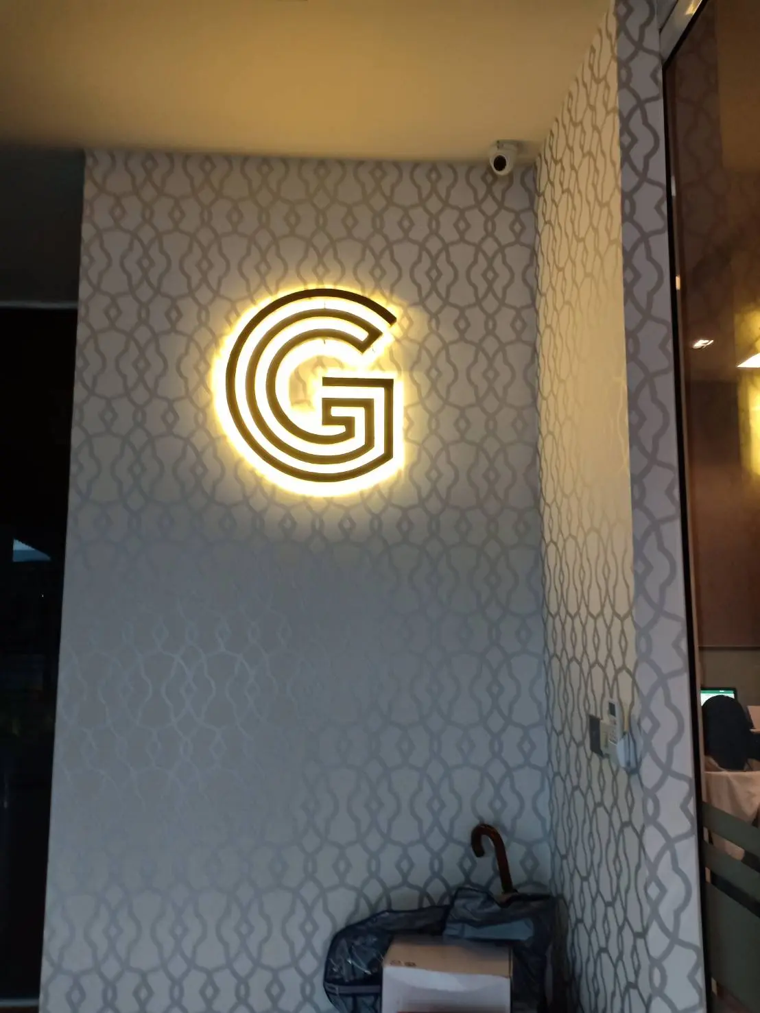 ป้ายสแตนเลสไฟส่องหลังบริษัทเทคโนโลยี