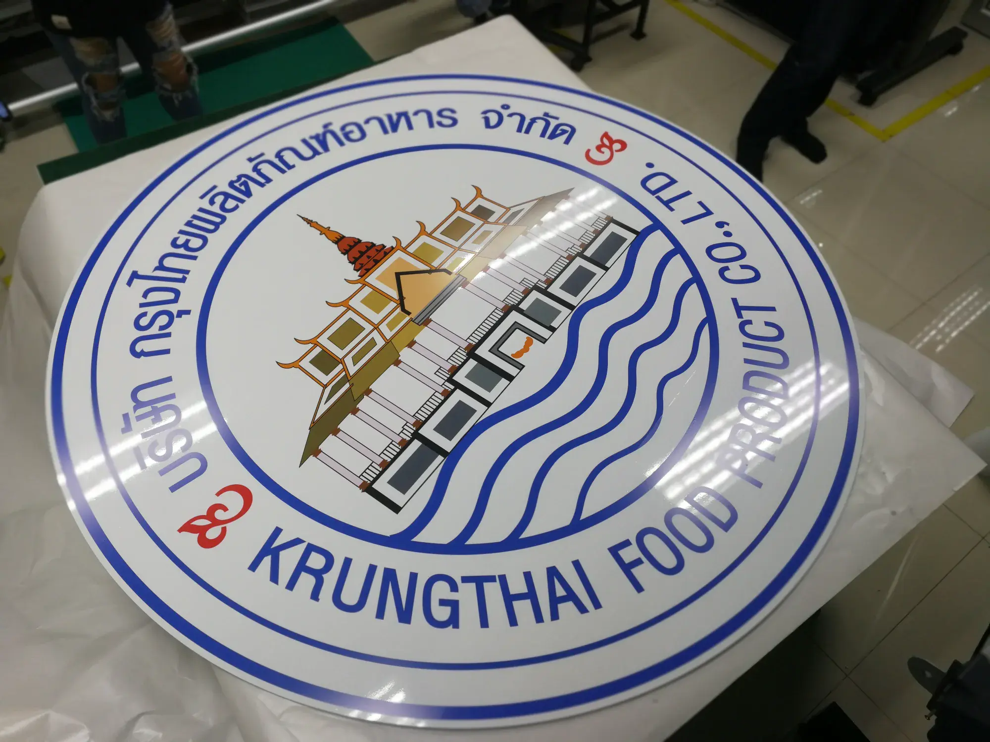 ป้ายอะคริลิกตัวอักษรนูน DL Inter Enterprise สีน้ำเงินพร้อมโลโก้ D