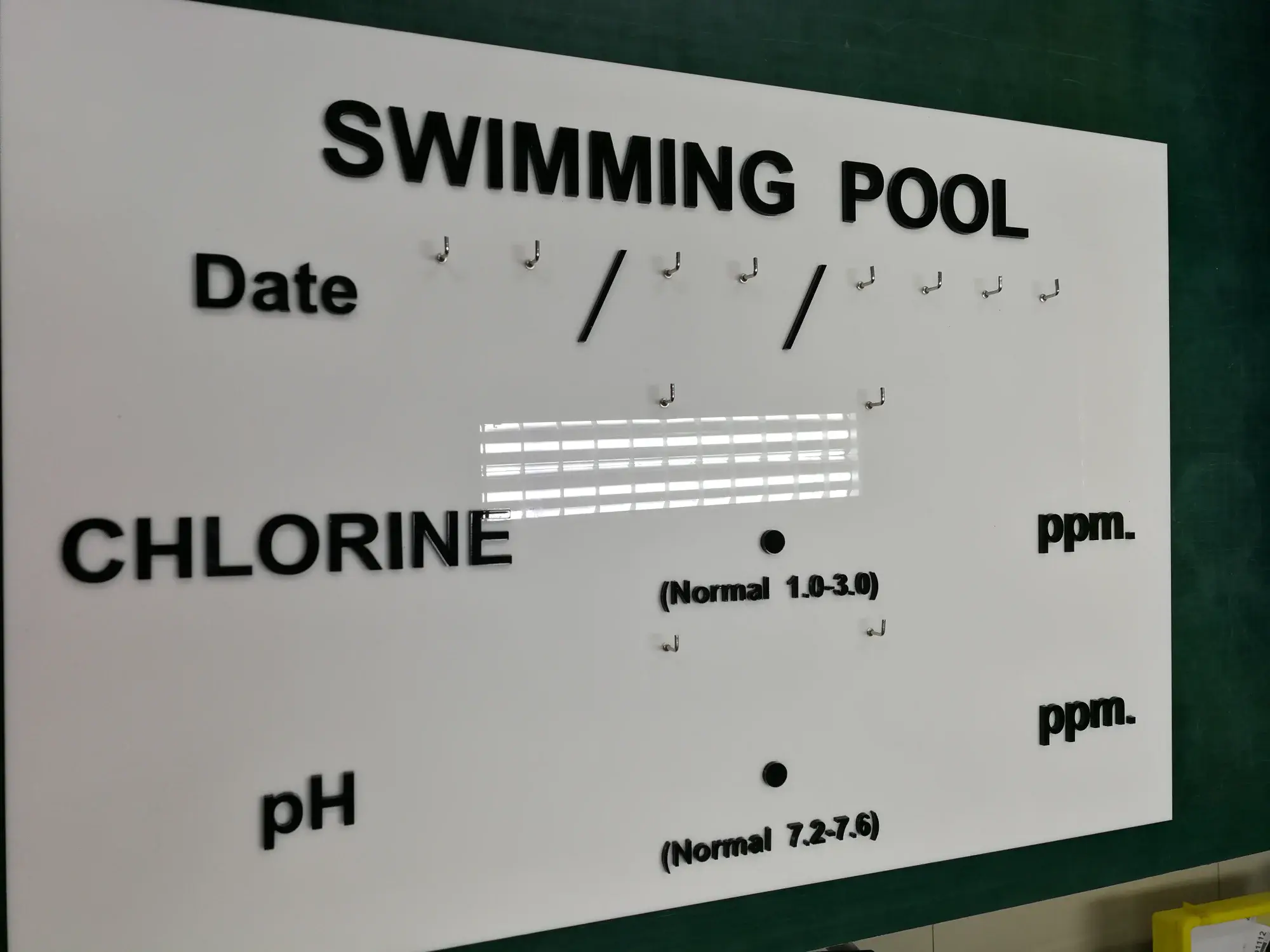 ป้ายแสดงค่าน้ำสระว่ายน้ำ SWIMMING POOL แสดงค่า CHLORINE และ pH พร้อมช่องใส่ตัวเลข