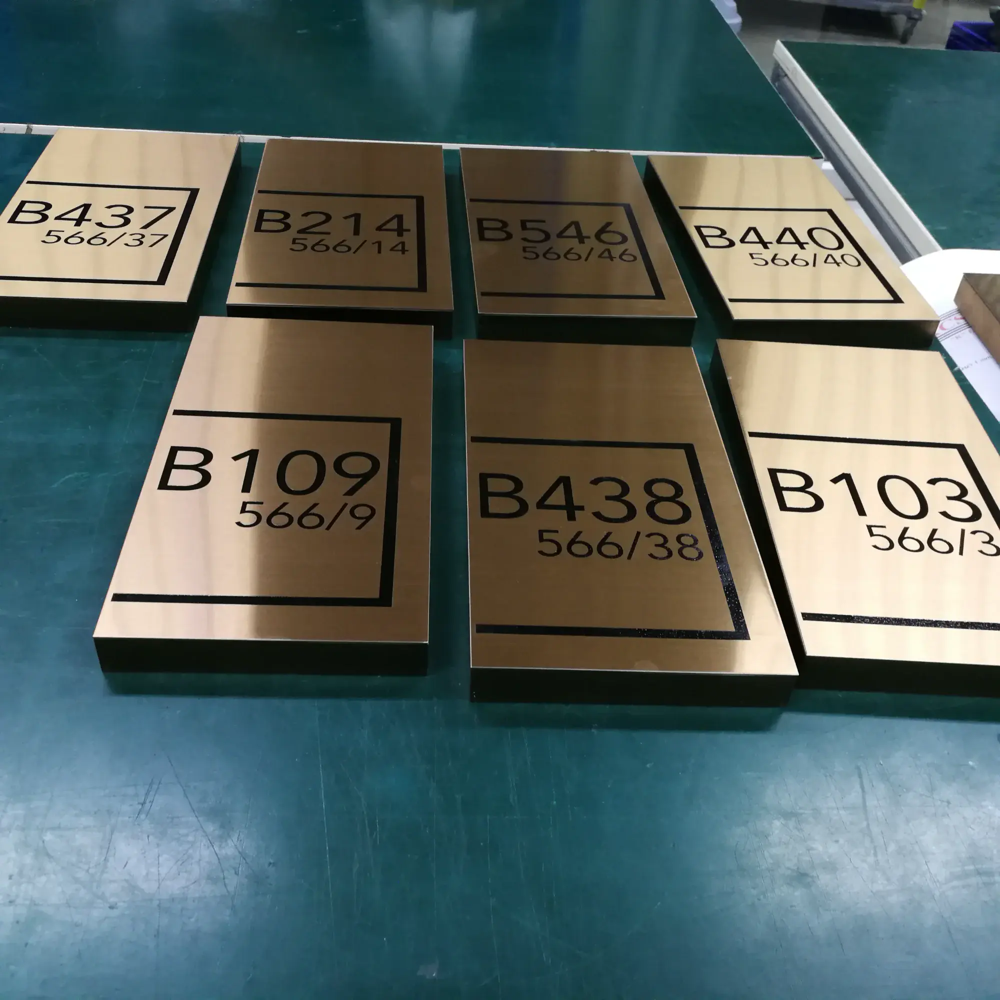 ป้ายหมายเลขห้องทองเหลืองสีทองด้าน หลายป้าย B437 B214 B546 B440 B109 B438 B103
