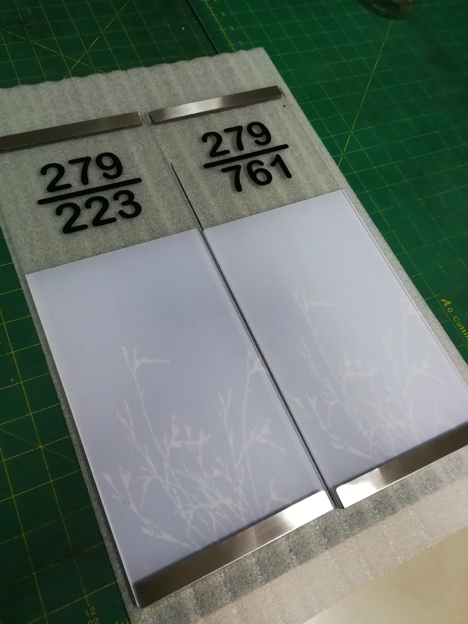 ป้ายเลขที่ห้องสแตนเลส หมายเลข 279/223 และ 279/761 พร้อมลายกิ่งไม้สีขาว