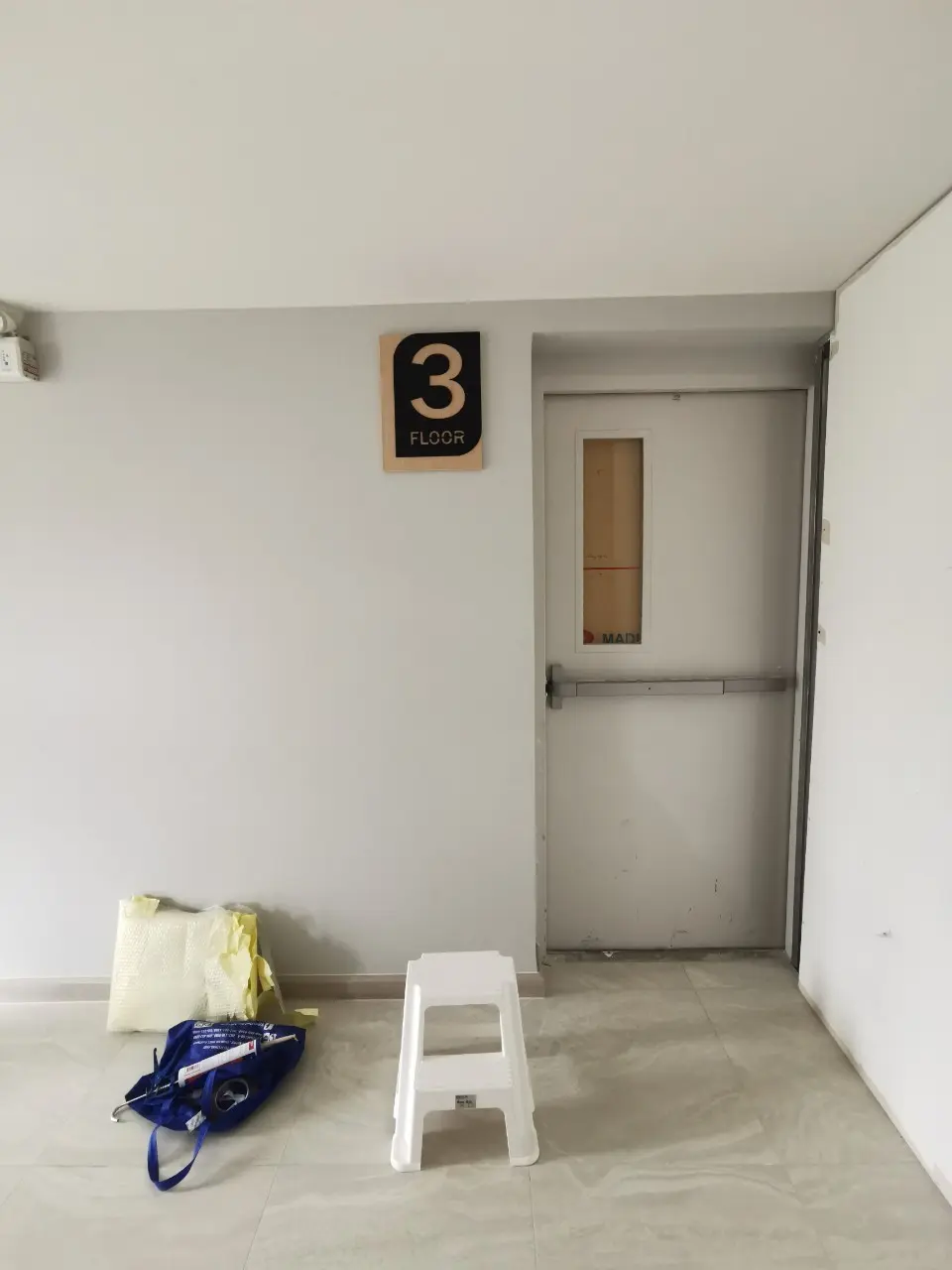 ป้ายบอกชั้น 3 FLOOR สีดำตัวอักษรครีม ติดตั้งเหนือประตูหนีไฟ