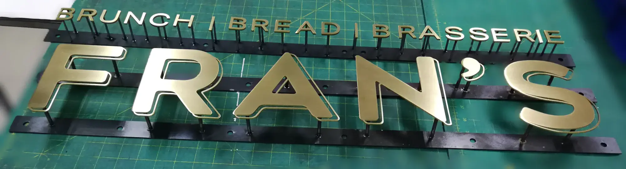 ป้ายร้านอาหาร FRAN'S BRUNCH BREAD BRASSERIE ทองเหลืองฉลุติดผนัง
