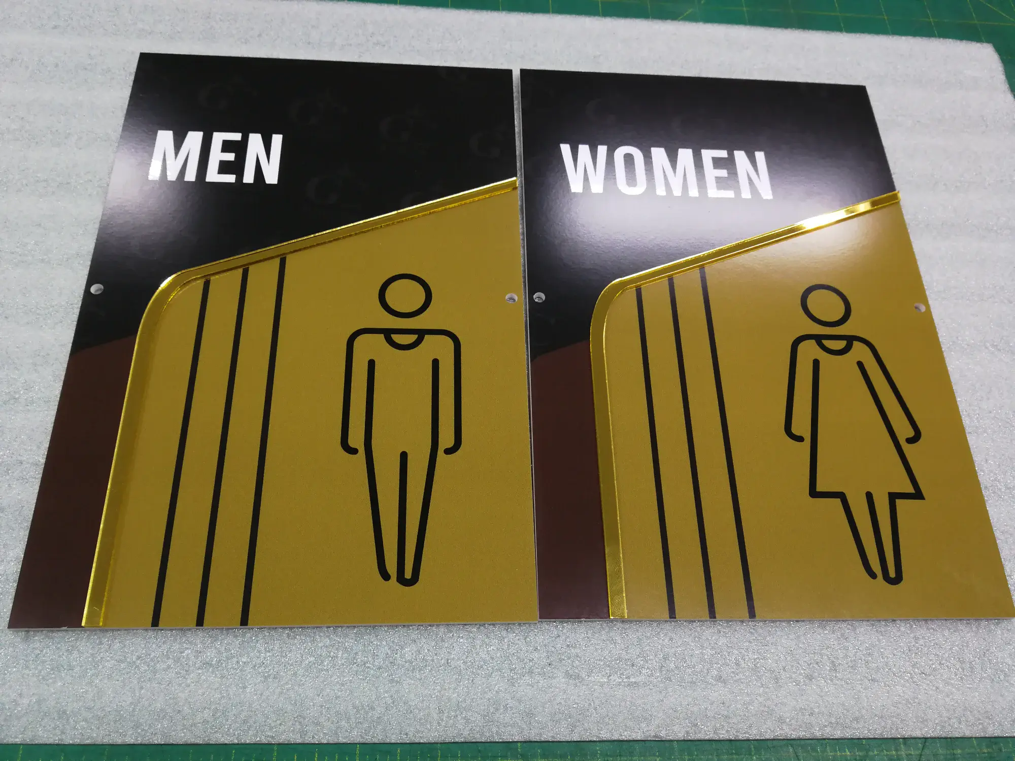 ป้ายห้องน้ำชาย MEN และหญิง WOMEN อลูมิเนียมสีดำทอง ดีไซน์หรูหราพร้อมสัญลักษณ์