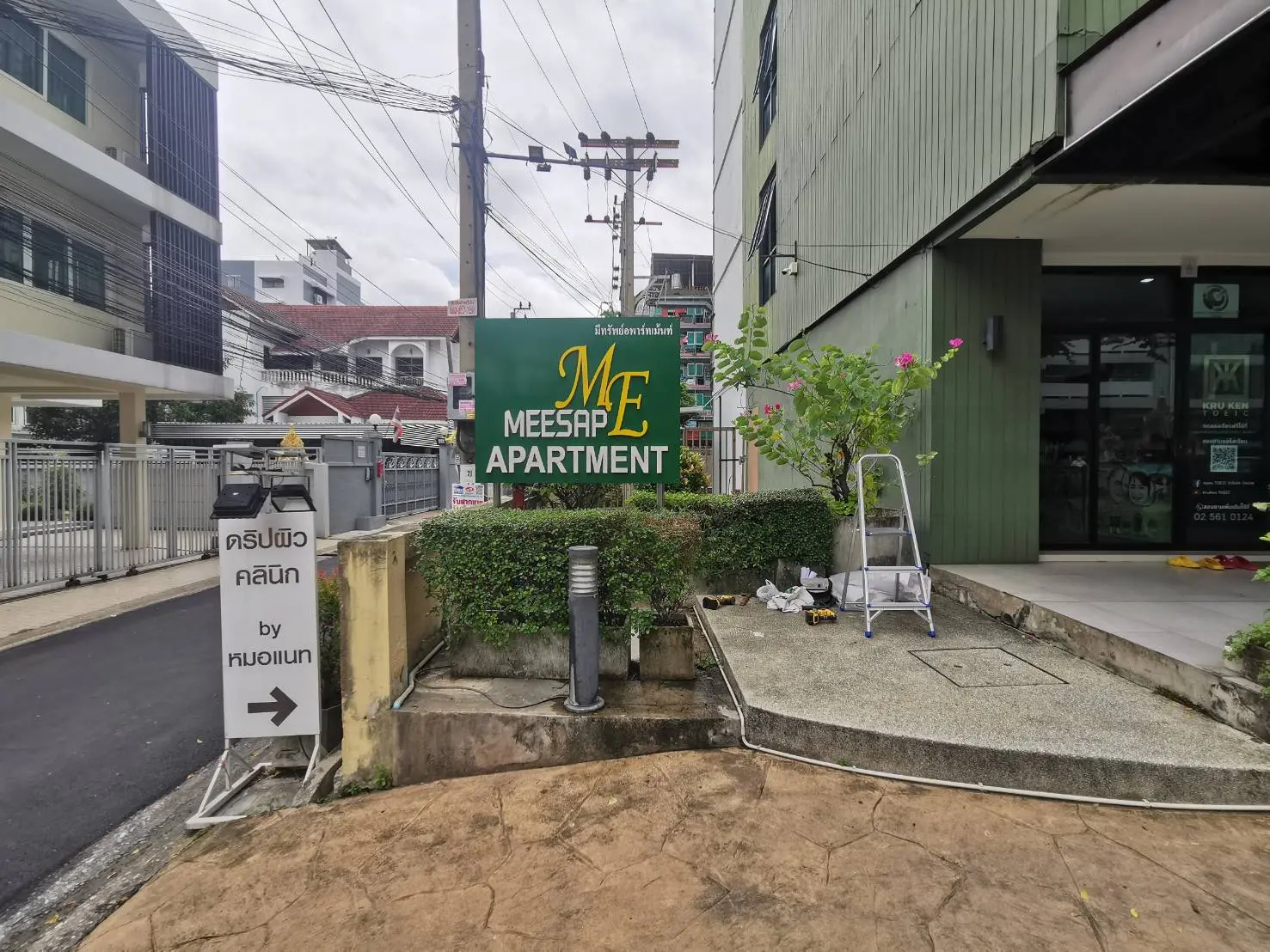 ป้ายบอกชั้น 7 Floor และป้ายบอกทางสิ่งอำนวยความสะดวก ติดตั้งบริเวณลิฟต์อพาร์ทเมนท์