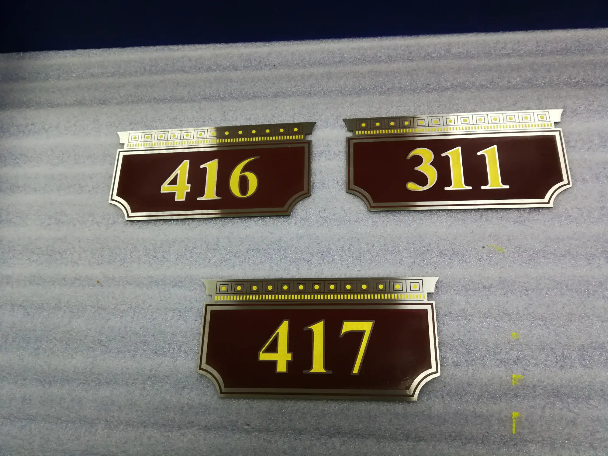 ป้ายหมายเลขห้องโรงแรมสไตล์คลาสสิก หมายเลข 416 311 417 สีแดงเลือดหมูขอบทอง ลายไทยประยุกต์
