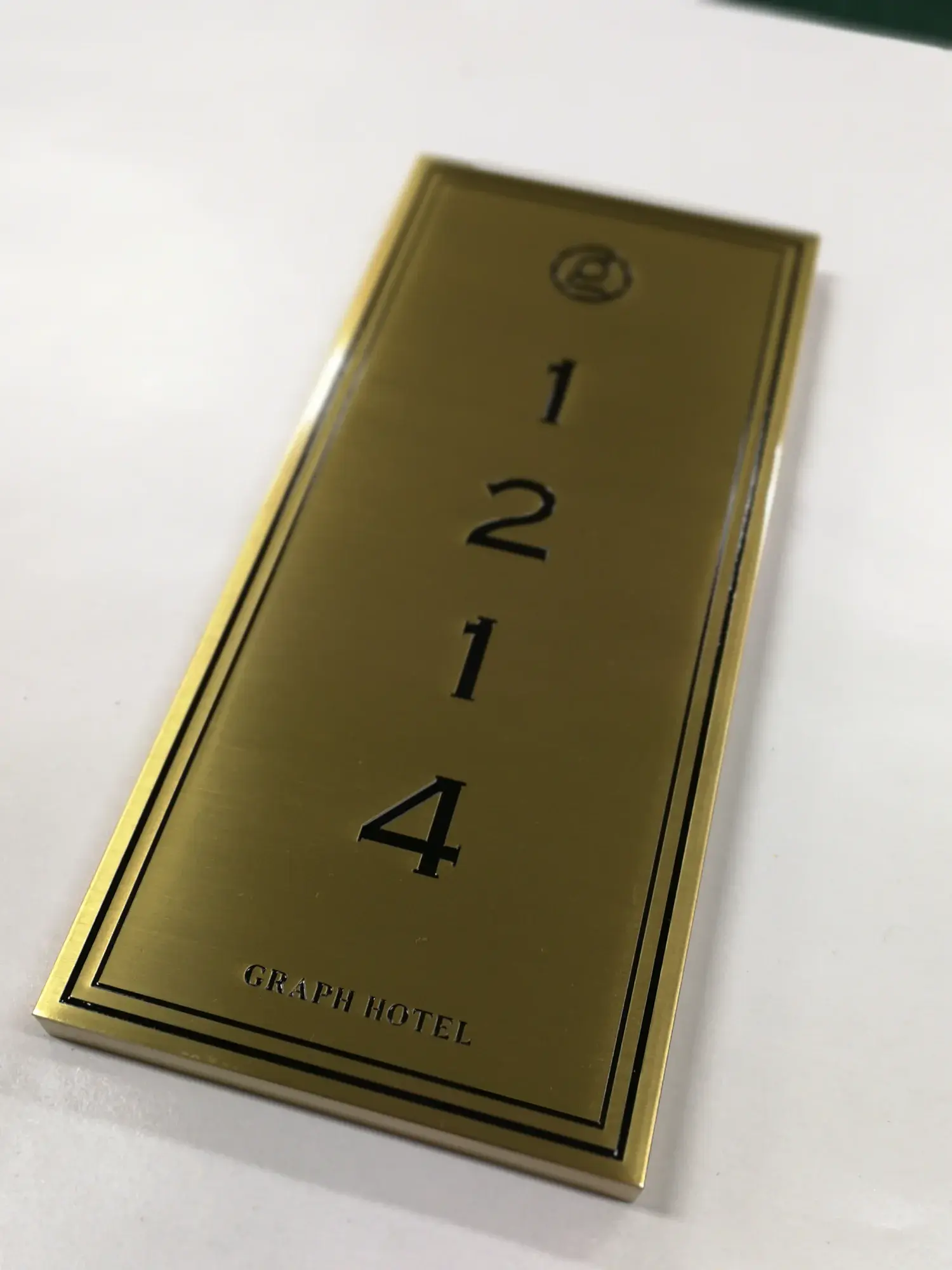 ป้ายหมายเลขห้องโรงแรม 1214 ทองเหลืองสีทองเงา Graph Hotel ดีไซน์หรูหรา