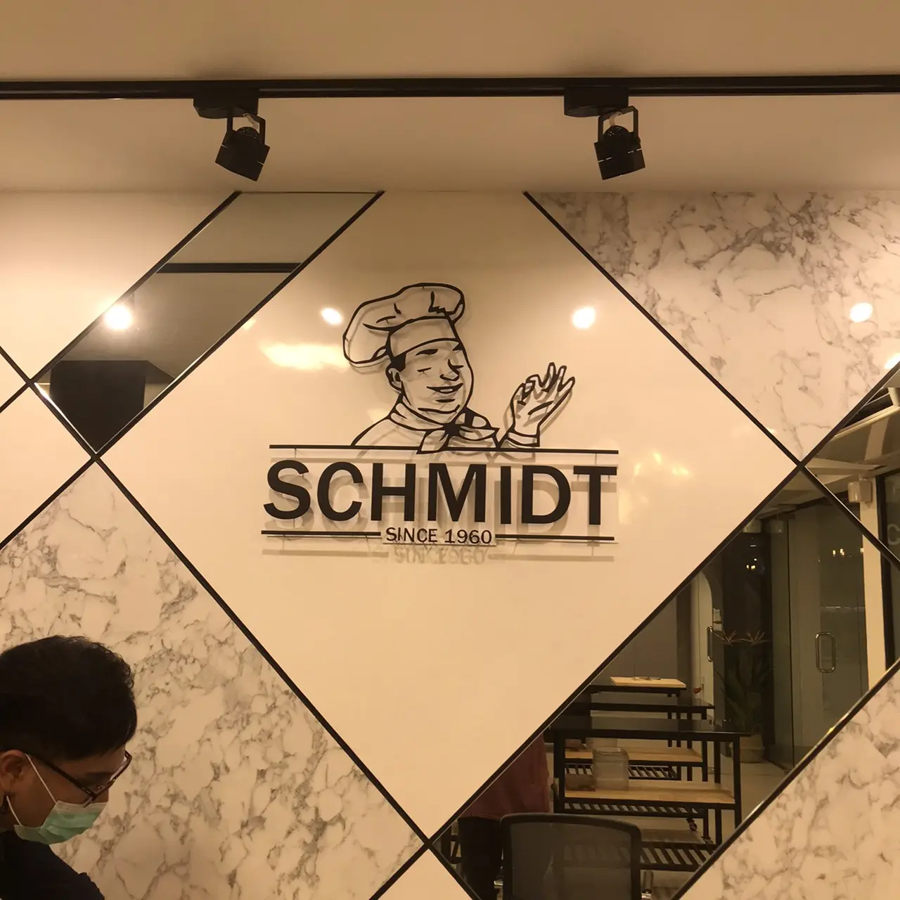 ป้ายสแตนเลสโลโก้ SCHMIDT SINCE 1960 รูปพ่อครัวบนแผ่นสี่เหลี่ยมขาวติดผนังหินอ่อน