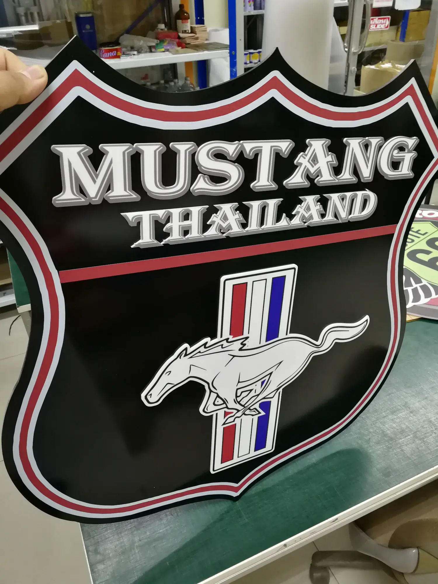 โล่รางวัลอะคริลิกทรงโล่พร้อมแผ่นโลหะสลักข้อความ