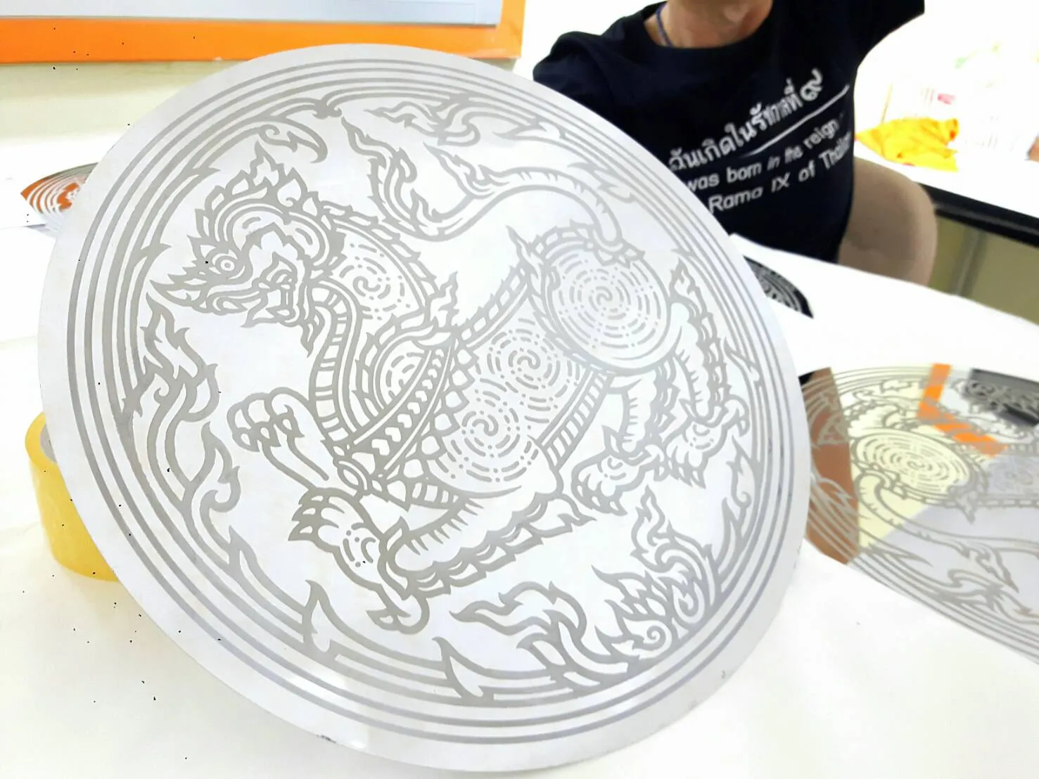 ตราสัญลักษณ์สแตนเลสวงกลม ลายสิงห์ไทยในศิลปะลายกนกโบราณ