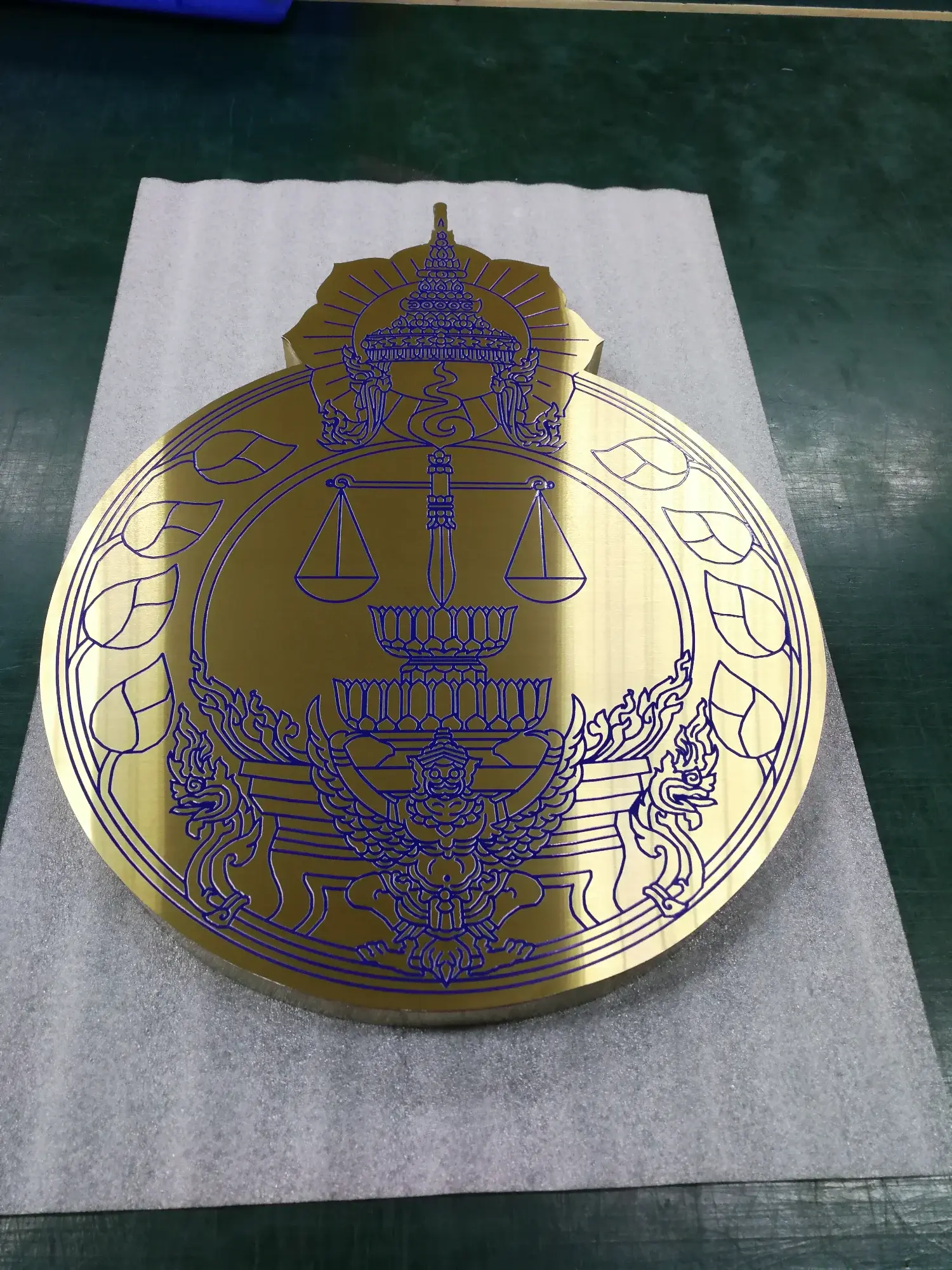 ป้ายตราสัญลักษณ์ศาลยุติธรรม ทองเหลืองลายน้ำเงินรูปตราชูและครุฑใต้เศวตฉัตร