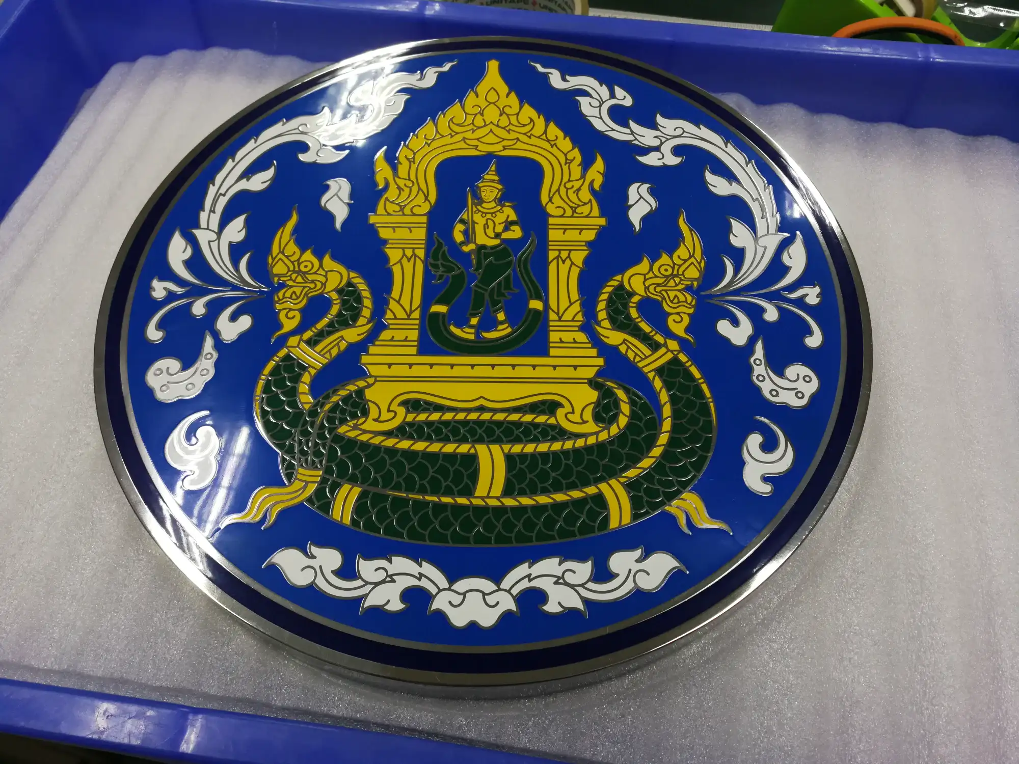 ป้ายตราสัญลักษณ์วัดรูปพญานาคสองเศียรและเทพธิดาในซุ้มทอง อลูมิเนียมพื้นน้ำเงินลายขาว
